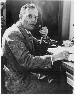 edwin_hubble_with_pipe